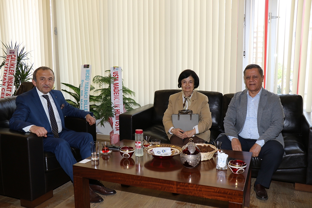 hedef_koleji_kurucusu_sayin_mustafa_kader_ve_hedef_koleji_muduru_sayin_semra_guven_hayirli_olsun_ziyaretinde_bulundular