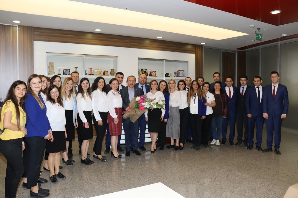 Odamız Personeli Mehmet Yılmaz’ı Çiçeklerle Karşıladı